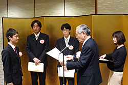 足立会長から表彰される山田さん